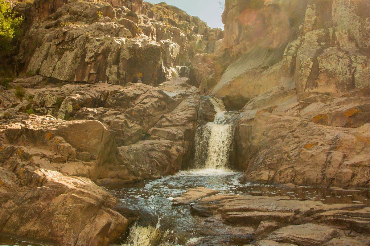 Cascada de Olaen con su salto de agua de tres metros y olla natural en la Pampa de Olaen, Valle de Punilla, Córdoba