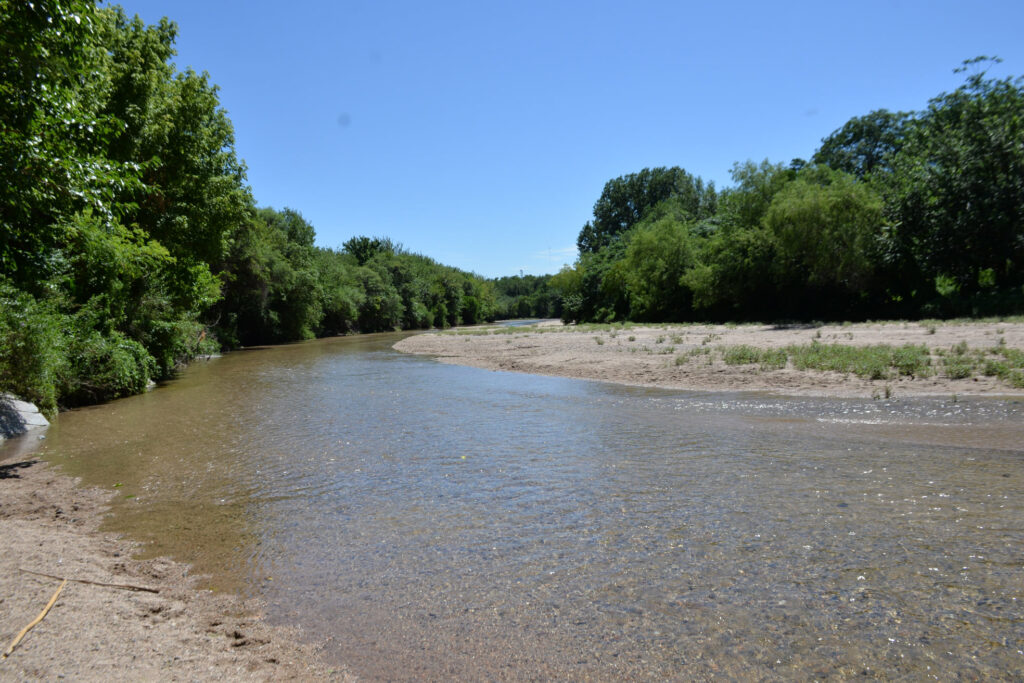 Aguas cristalinas y templadas del Río Soto en Villa de Soto, ideal para familias con niños, Sierras de Córdoba