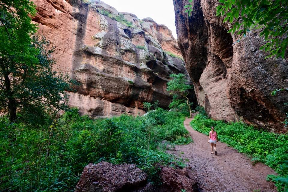 Aleros rocosos rojizos de las Cuevas de Ongamira, Quinta Maravilla Natural de Córdoba, con 130 millones de años de historia