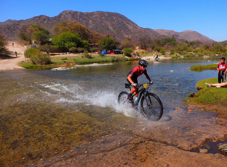 Paisaje del Río Pinto en las sierras de Córdoba, escenario del Desafío Río Pinto de mountain bike