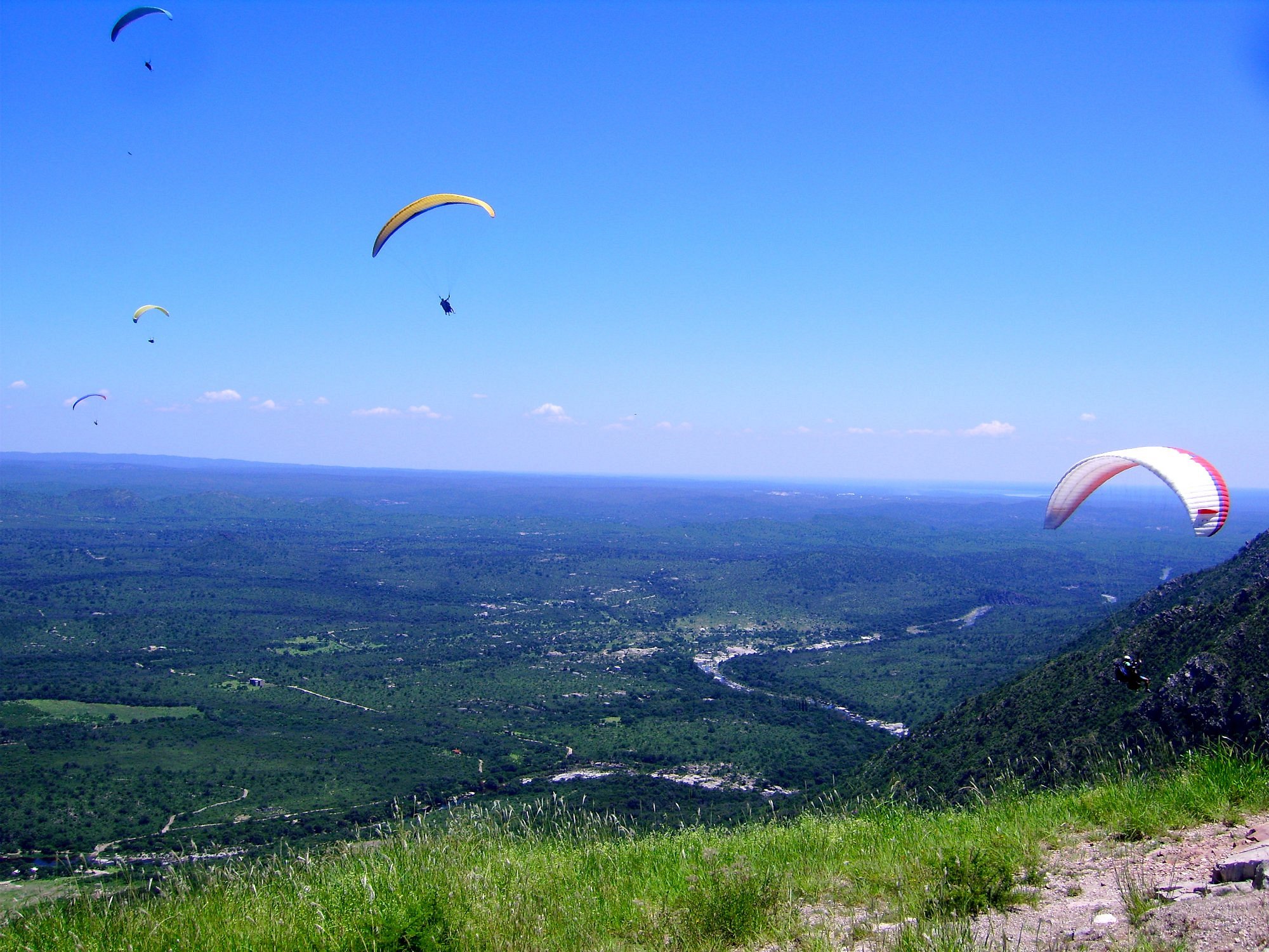 Parapente en el Mirador de Cuchi Corral con vista panorámica del Valle del Río Pinto, Córdoba