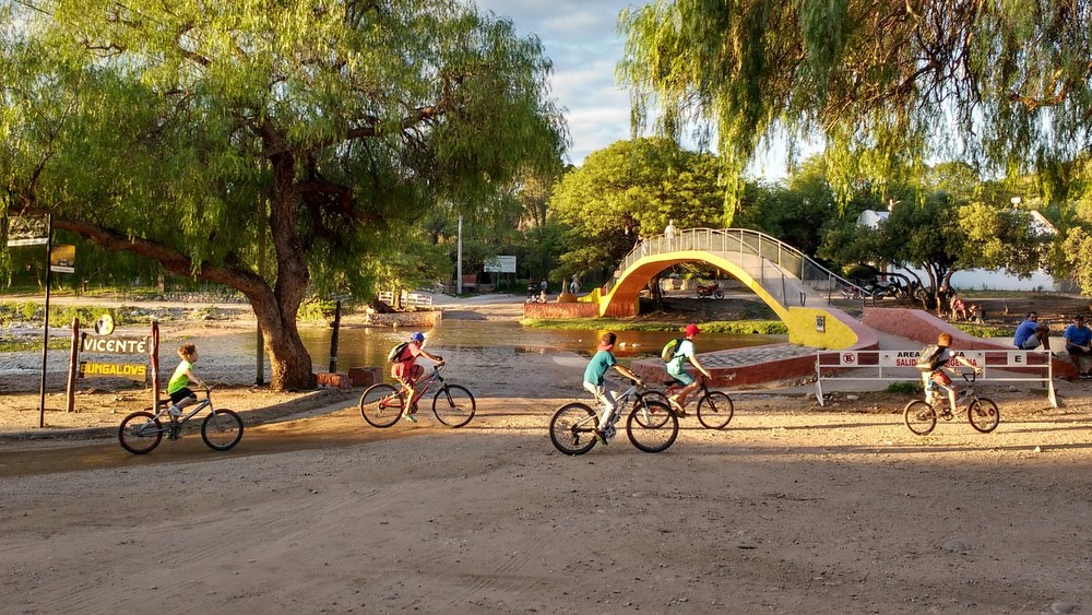 Puente y río de San Marcos Sierras con gente paseando – Córdoba